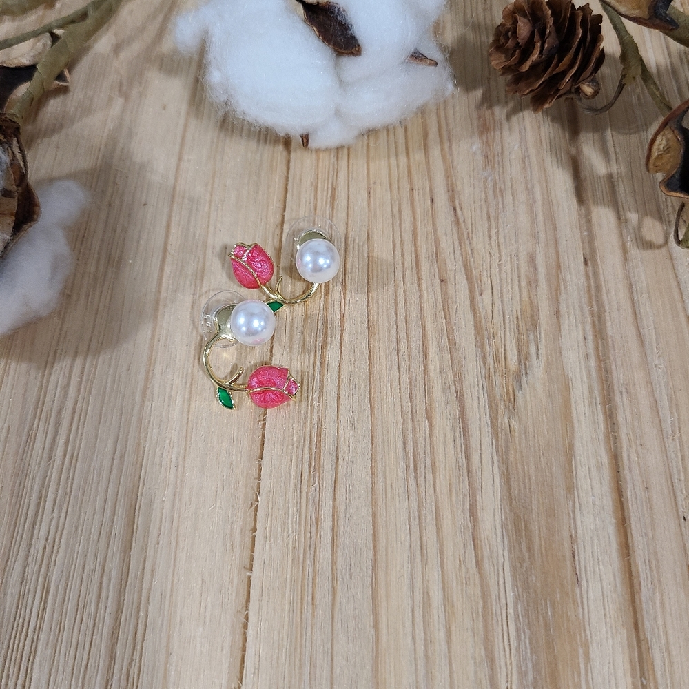 🌷⚘️NEW🌷⚘️BEAUTIFUL!! Tulip and Faux Pearl Earrings in GOLD 🌷⚘️ - Picture 8 of 16